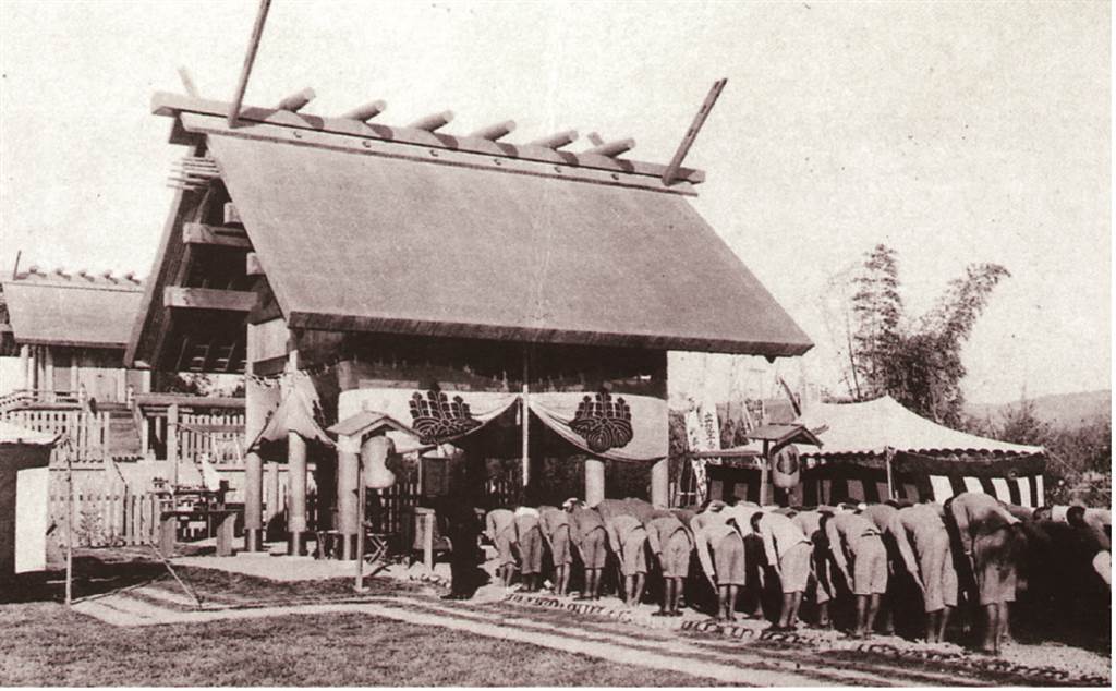 1938年岸里社公學校畢業學生與師長參拜豐原神社。（圖片來源：《台灣史》，台北：自刊，2017年11月，戚嘉林提供）